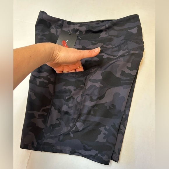 The Gym People TGP black camouflage workout shorts with pockets NWT Sz-M R20 - Picture 11 of 11